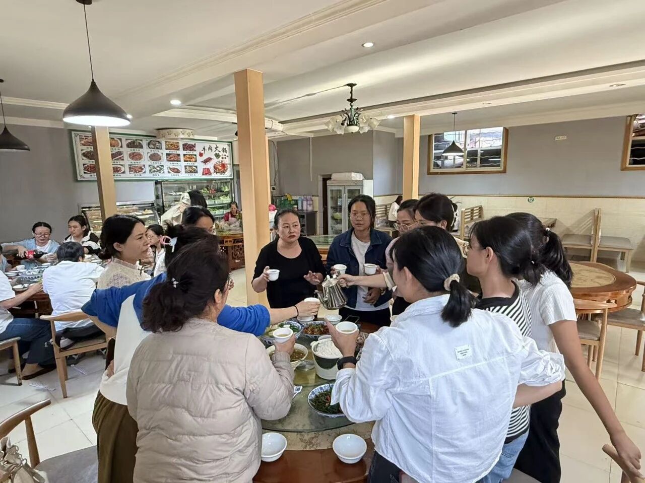 【月满人团圆，同心筑未来】海泰财务中秋福利发放暨团圆餐会温情举办